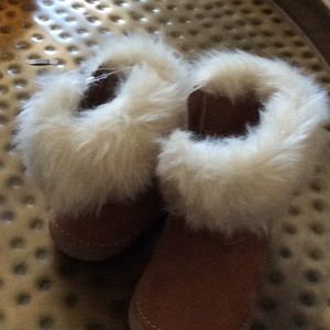 Genuine Kids, suede boot. Like new. Zipper on side